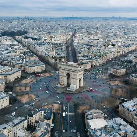 Vue Tour Eiffel, Proche Champs Elysee. Париж