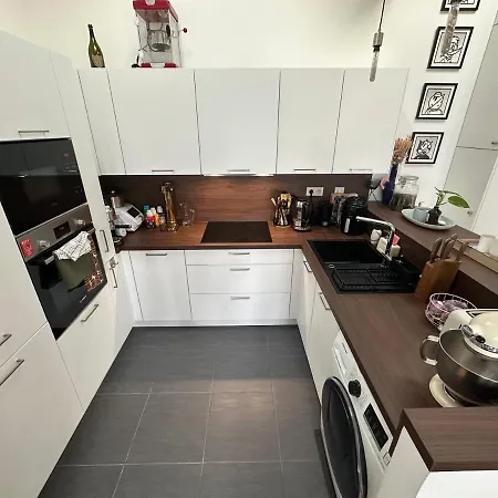 Vue Tour Eiffel, Proche Champs Elysee. Париж