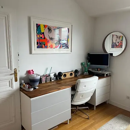 Vue Tour Eiffel, Proche Champs Elysee. *